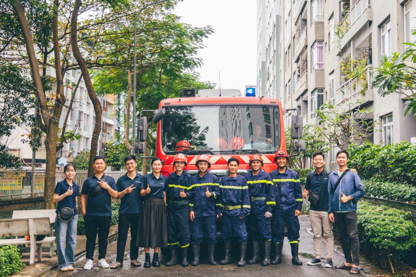 Đội ngũ PingPush chụp cùng lực lượng cứu hỏa trước xe chữa cháy