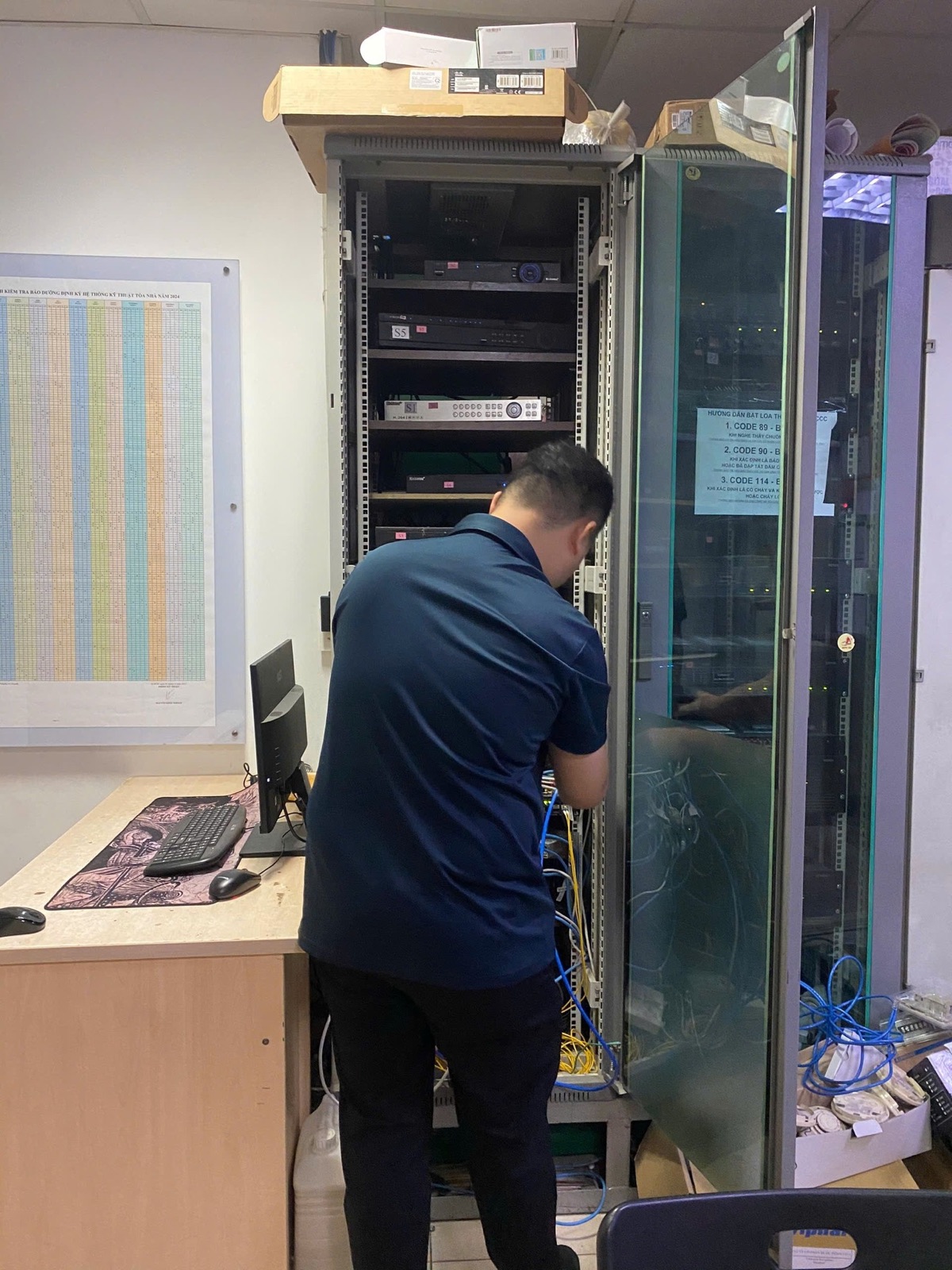 Kỹ thuật viên đấu nối tại tủ rack camera