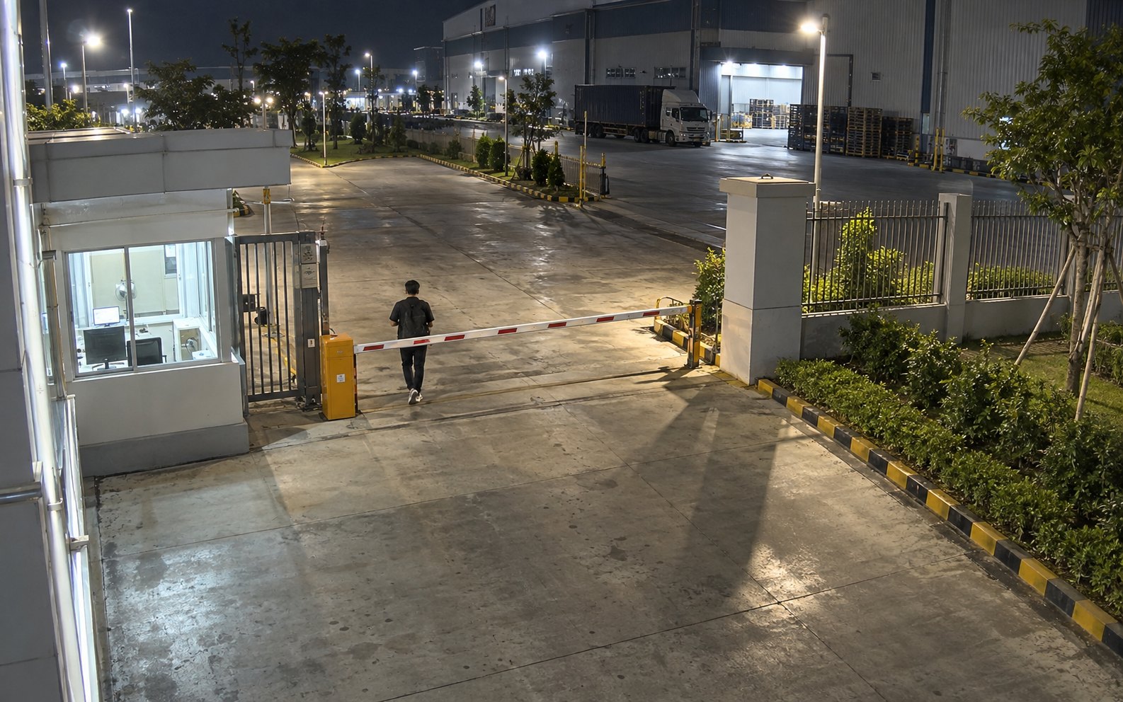 Camera cổng chính ban đêm phát hiện người đi qua barrier