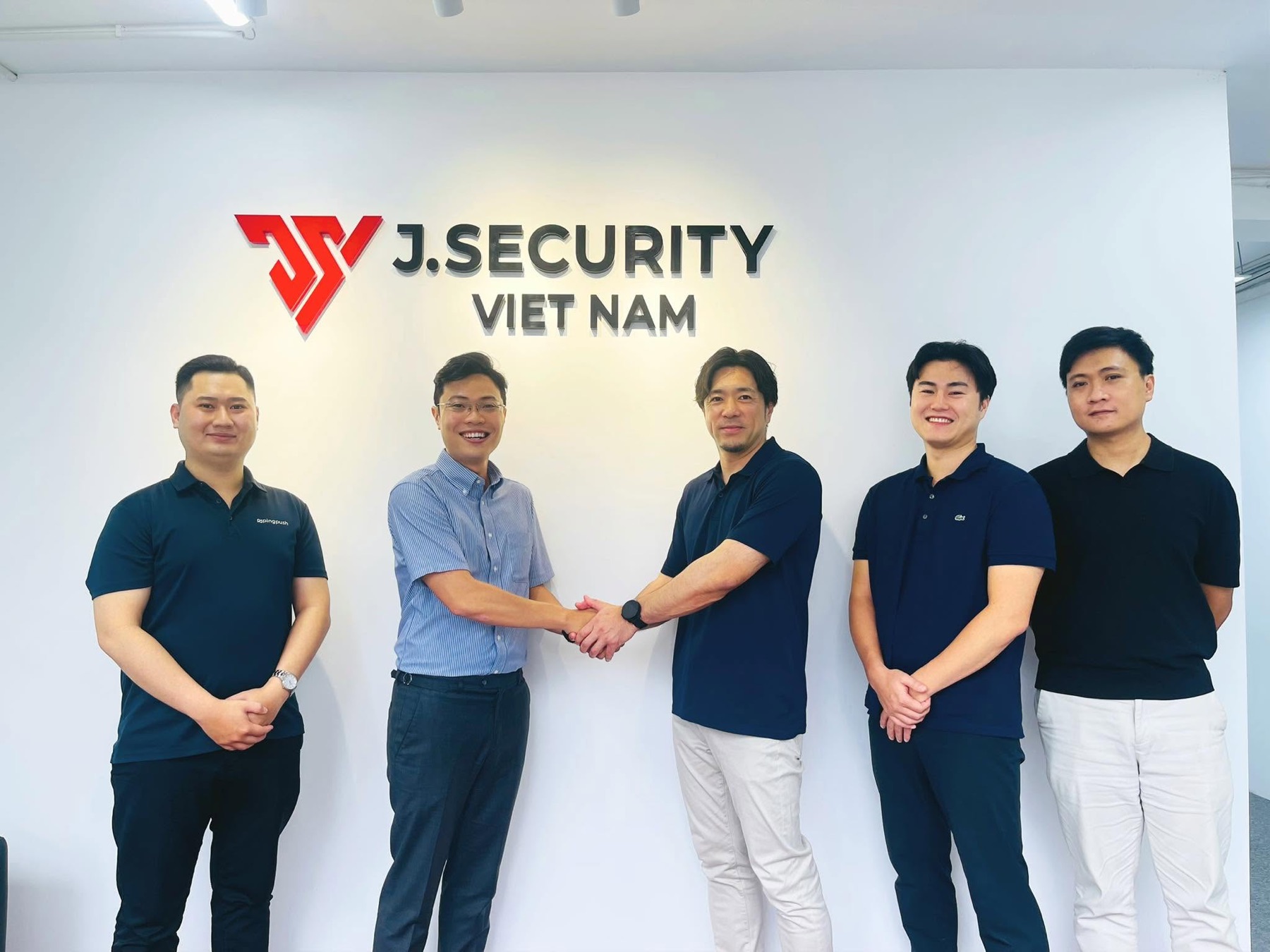 Đại diện PingPush và J.Security Việt Nam bắt tay tại văn phòng J.Security