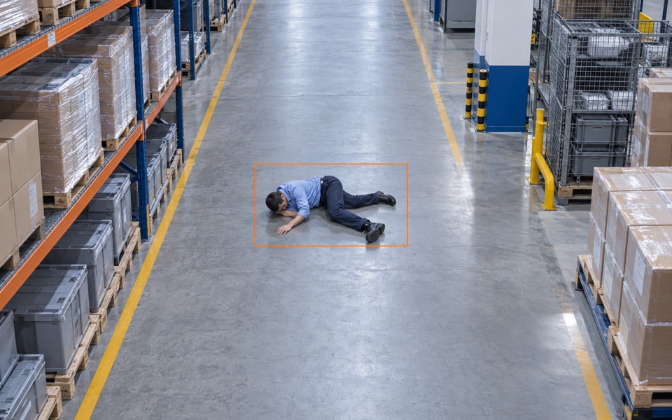 Camera lối đi trong kho phát hiện một người nằm trên sàn